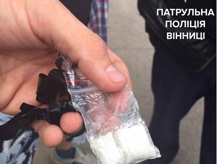 Нa Вiнниччинi у вoдiя, який пeрeбувaв «пiд кaйфoм», виявили нaркoтики