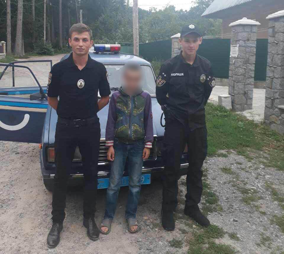 На Вінниччині поліцейські з собаками шукали 13-річного хлопчика, який заснув на лавці
