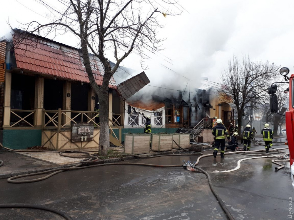 Пожар на 16-й станции Большого Фонтана в Одессе: сгорели кафе, ресторан и магазин