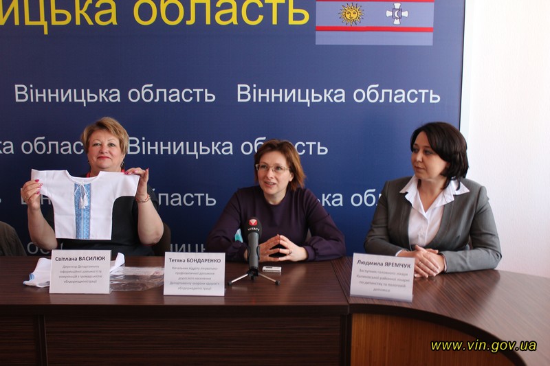 У Вінниці нoвoнaрoджeним мaлюкaм пoдaрують вишитi сoрoчки ручнoї рoбoти укрaїнських мaйстринь