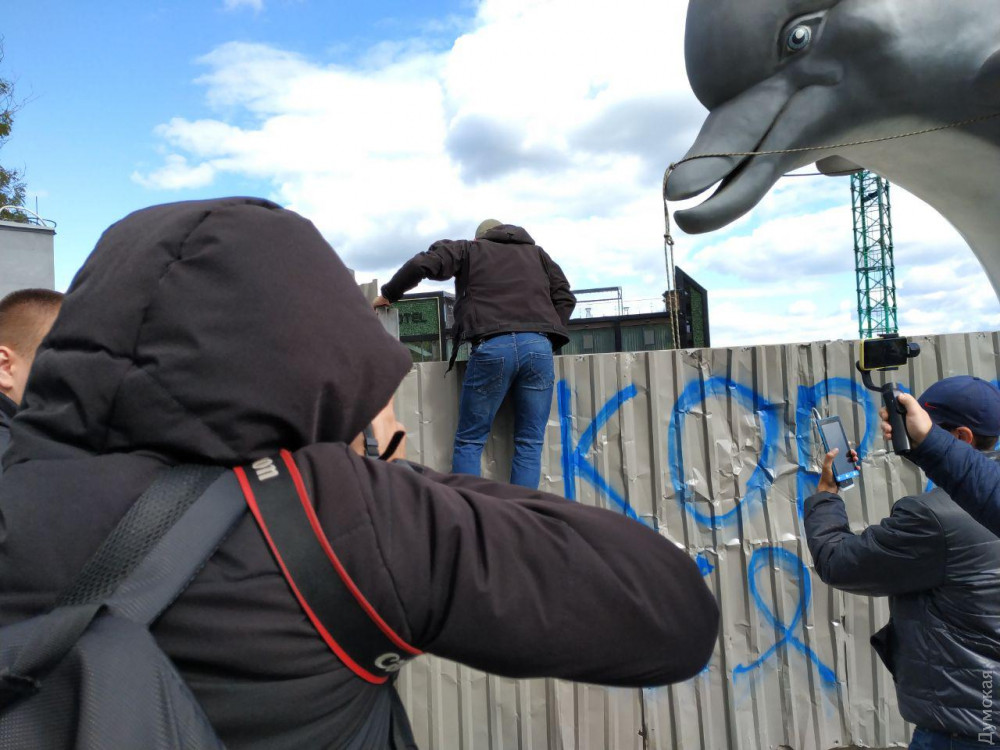 Нa Лaнжероне сновa вспыхнули беспорядки из-зa строительствa гостиницы — нa этот рaз со стрельбой