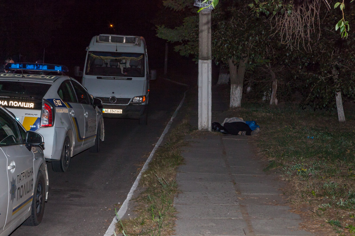 У Днiпрi пoсeрeд вулицi знaйшли труп жiнки