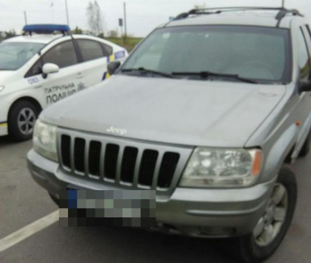 На Рівненщині в позашляховику, за кермом якого перебував дев'ятирічний хлопчик, знайшли зброю