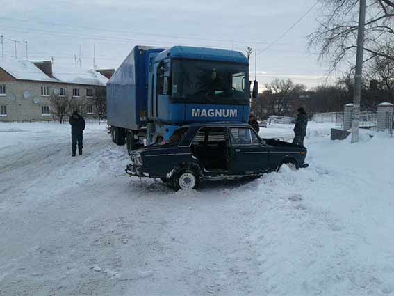 На Вінниччині легковик зіткнувся з вантажівкою