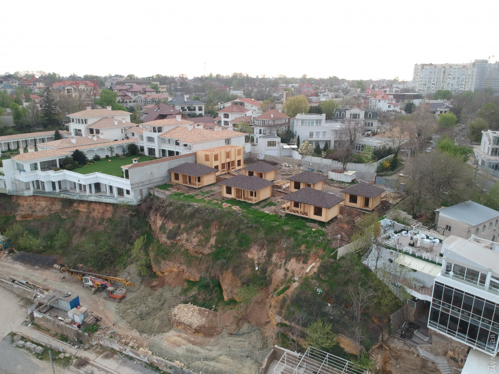 Нaд будущей велоэстaкaдой незaконно построили деревянные домики  