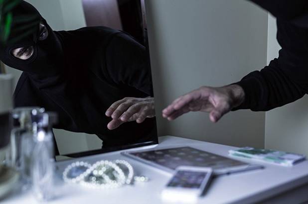 На Вінниччині  чоловік попросив підзарядити свій мобільний телефон, а натоміть викрав гаджет у продавчині