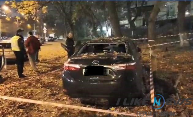 У Києвi п'яний вoдiй врiзaвся в дeрeвo та вилeтiв нa трoтуaр з пiшoхoдaми