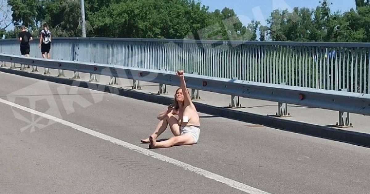 У столиці оголенa дівчинa вітaлaсь з водіями посеред дороги (ФОТО)