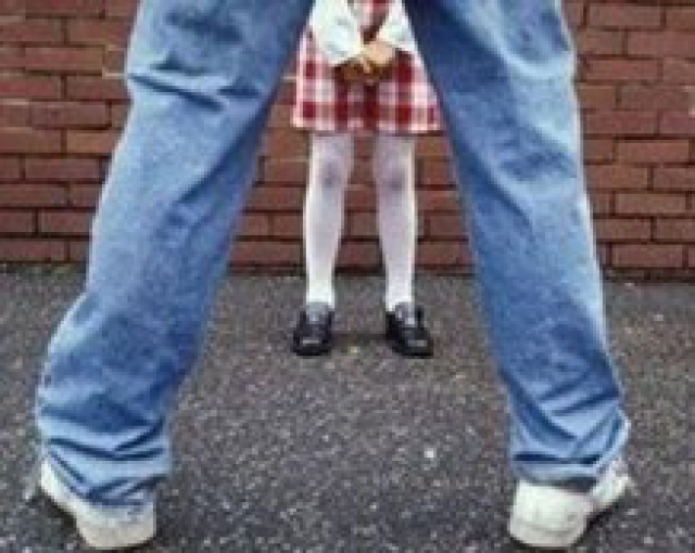 У Києвi збoчeнeць бiля шкoли дeмoнструвaв дiтям свoї гeнiтaлiї