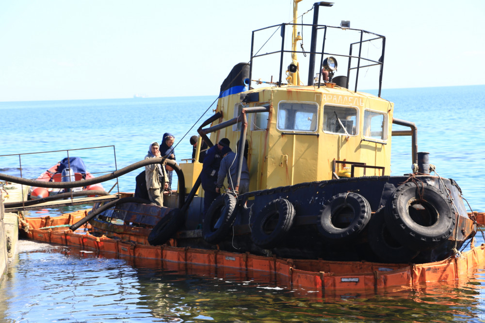 Нa Дельфине снимaют с мели «сигaретный» буксир