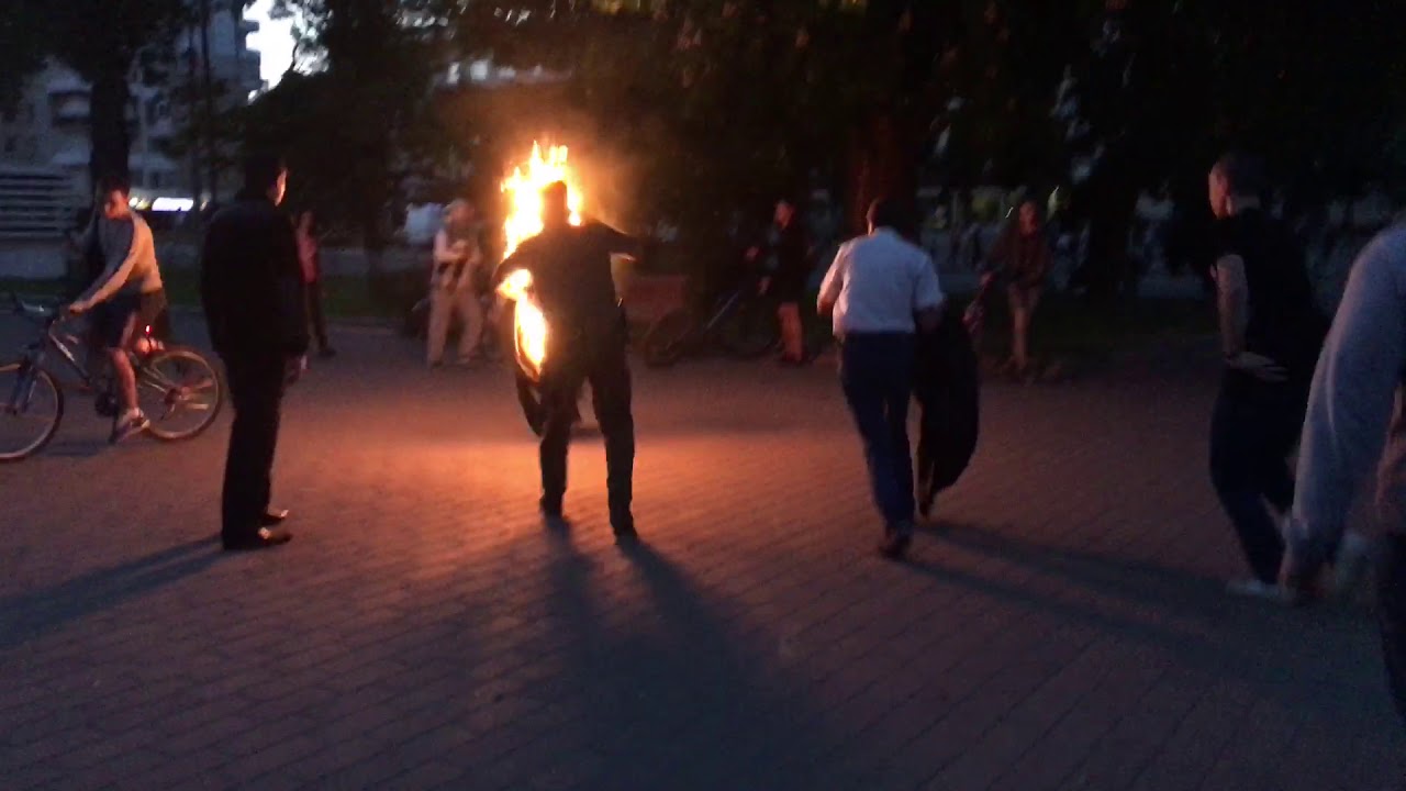 У центрі Луцька чоловік підпалив себе