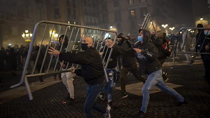 Коронавірусний бунт в Барселоні переріс в безлади і мародерства (Відео)