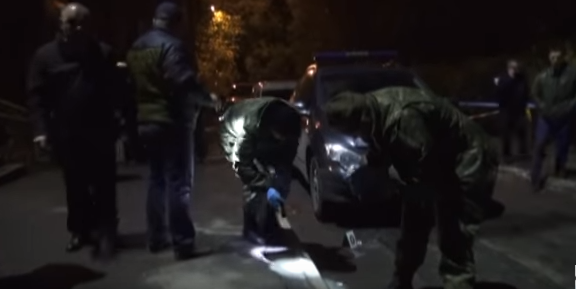 У Дніпрі невідомий в балаклаві розстріляв людей на автостоянці біля супермаркету