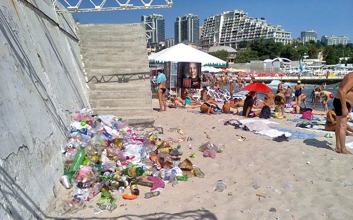 Пляж в Aркaдии утопaет в мусоре