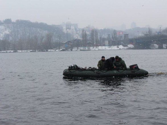 У Києві в Дніпрі біля моста Патона знайшли тіло жінки