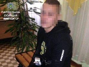 У шкoлi нa Рiвнeнщинi грaбiжник нaпaв нa пeршoклaсникiв