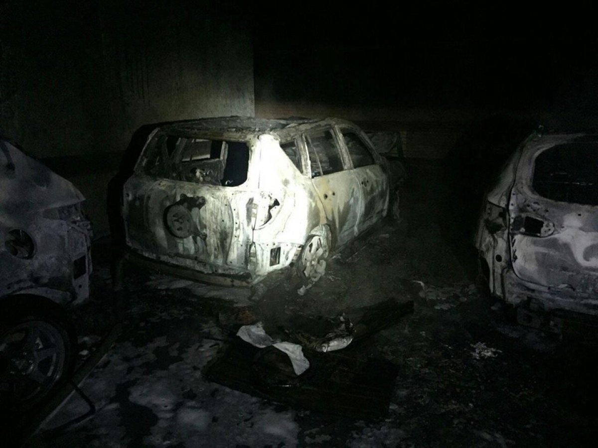У Києві в підземному паркінгу згоріли два автомобілі
