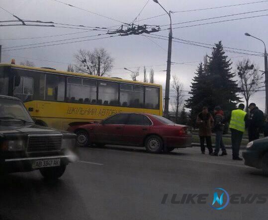 У Вінниці шкільний автобус зіткнувся з «Rover»