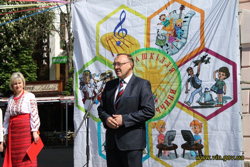 Голова ОДА поспілкувався з юними талантами на виставці робіт "Країна юних майстрів"