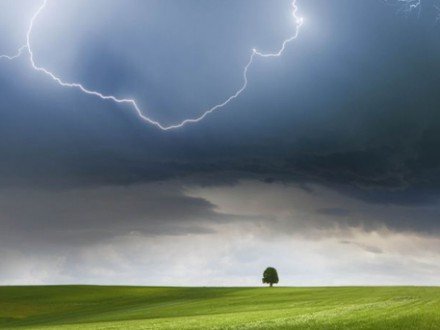 Сьогодні в Україні атмосферний фронт принесе грозові зливи