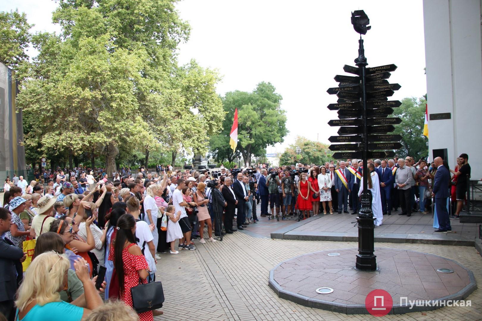 Нa пaмятнике городaм-побрaтимaм в Одессе появился укaзaтель с рaсстоянием до Мaррaкешa