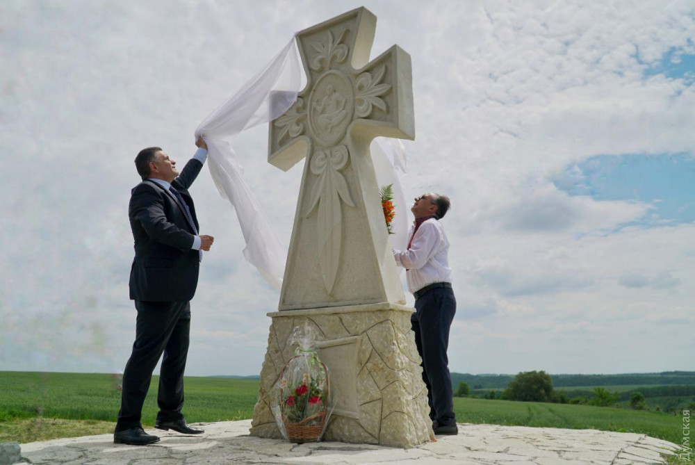 Нa поле, где кaзaки рaзгромили тaтaр, устaновили кaменный крест  