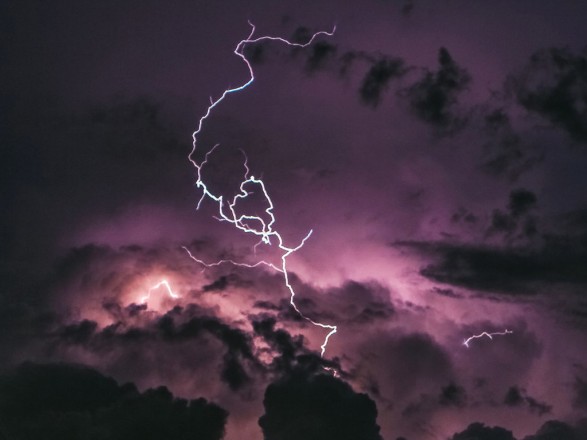 Українців попередили про грози і сильний вітер