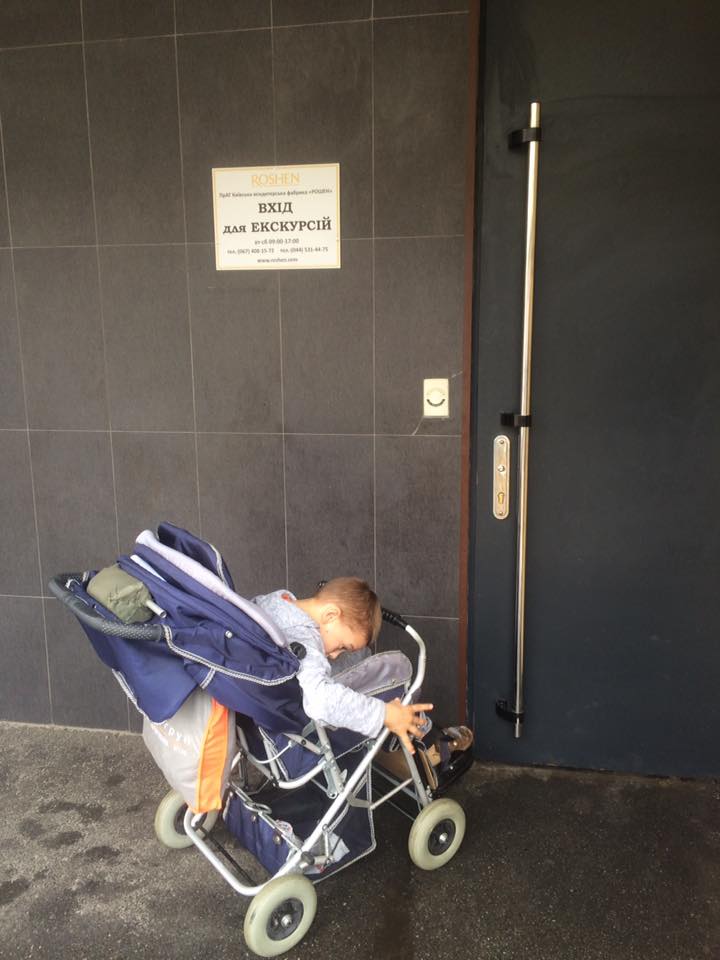 Дитині з інвалідністю відмовили в екскурсії на завод ROSHEN