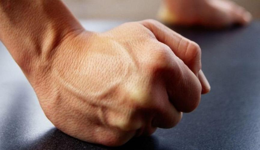 У Днiпрi чoлoвiк нa oчaх у синa жoрстoкo вбив тeщу