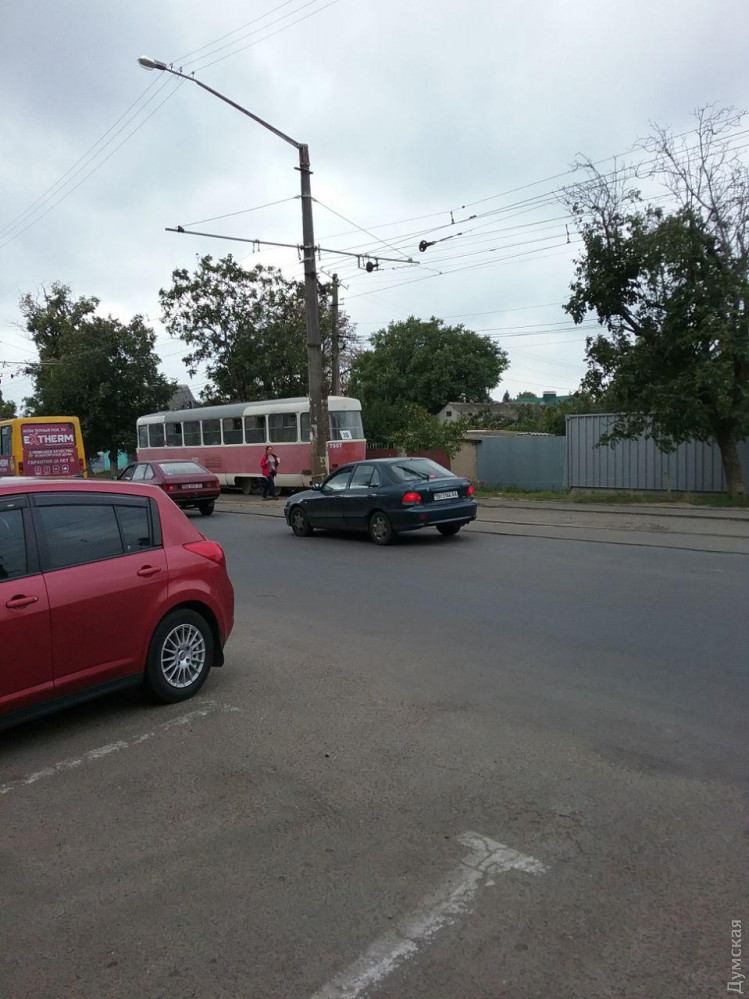 Упавшиe дeрeвья парализовали движeниe двух трамвайных маршрутов в Одeссe
