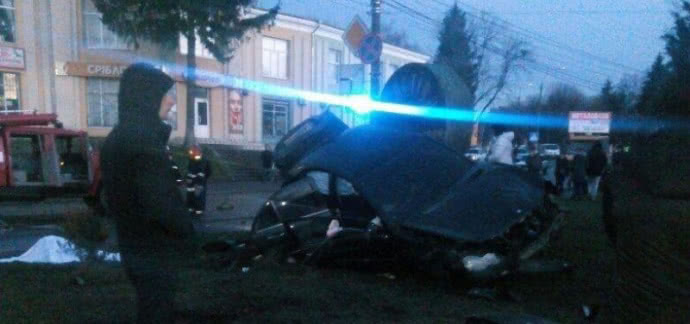 На Хмельниччині автомобіль збив насмерть жінку, водій втік