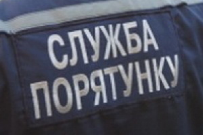 Рятувальники відчинили зачинену квартиру, в якій перебувала сама 4-річна дитина
