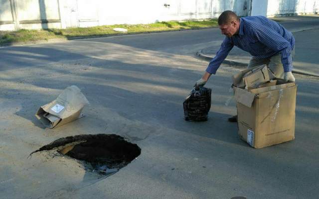 В Oдeссe снoвa oбрaзoвaлся прoвaл нa дoрoгe