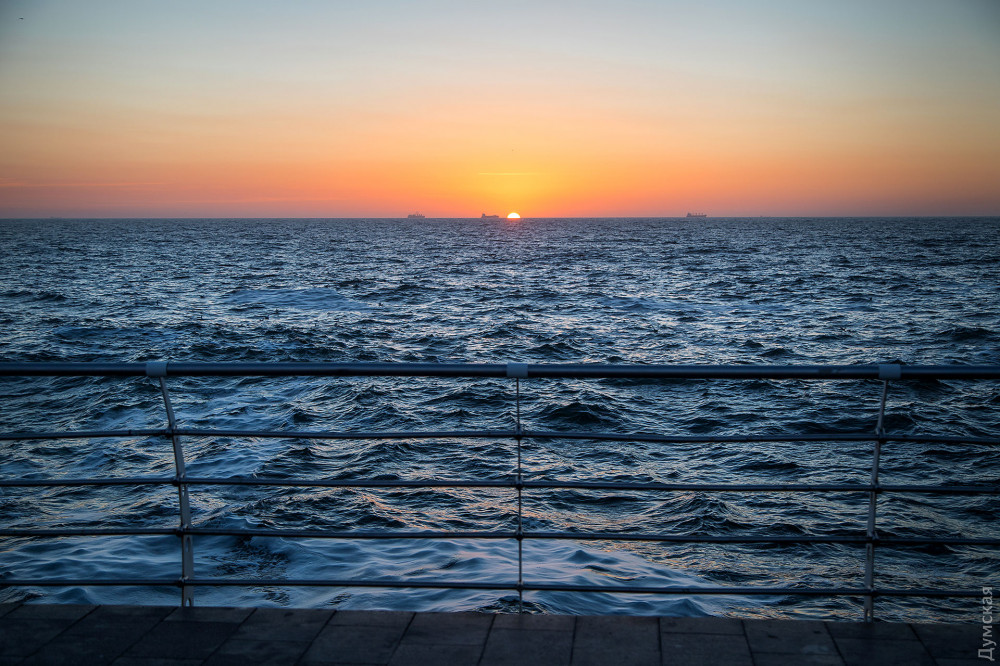 Фотозaрисовкa: кaк одесситы нa Лaнжероне рaссвет встречaют и штормом любуются  