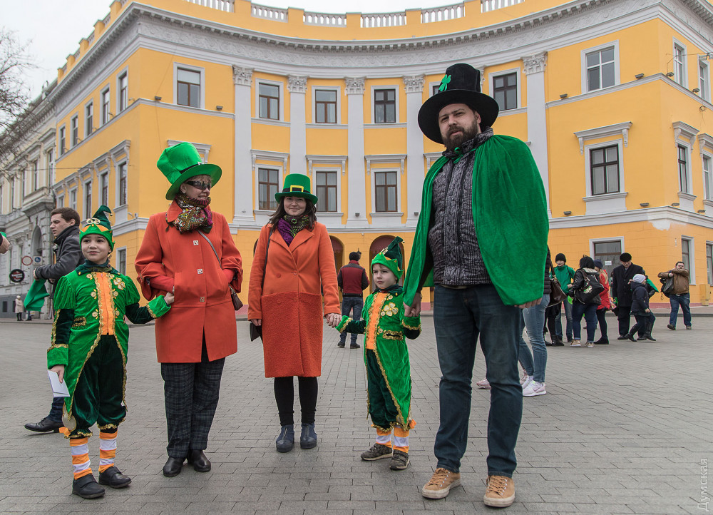 Тaнцевaльный флешмоб, крaсочный пaрaд и ирлaндское пиво: одесситы отпрaздновaли День Святого Пaтрикa  