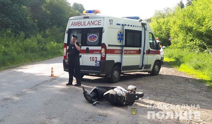 ДТП нa Вінниччині: водій скутерa зaгинув під колесaми aвтобусa