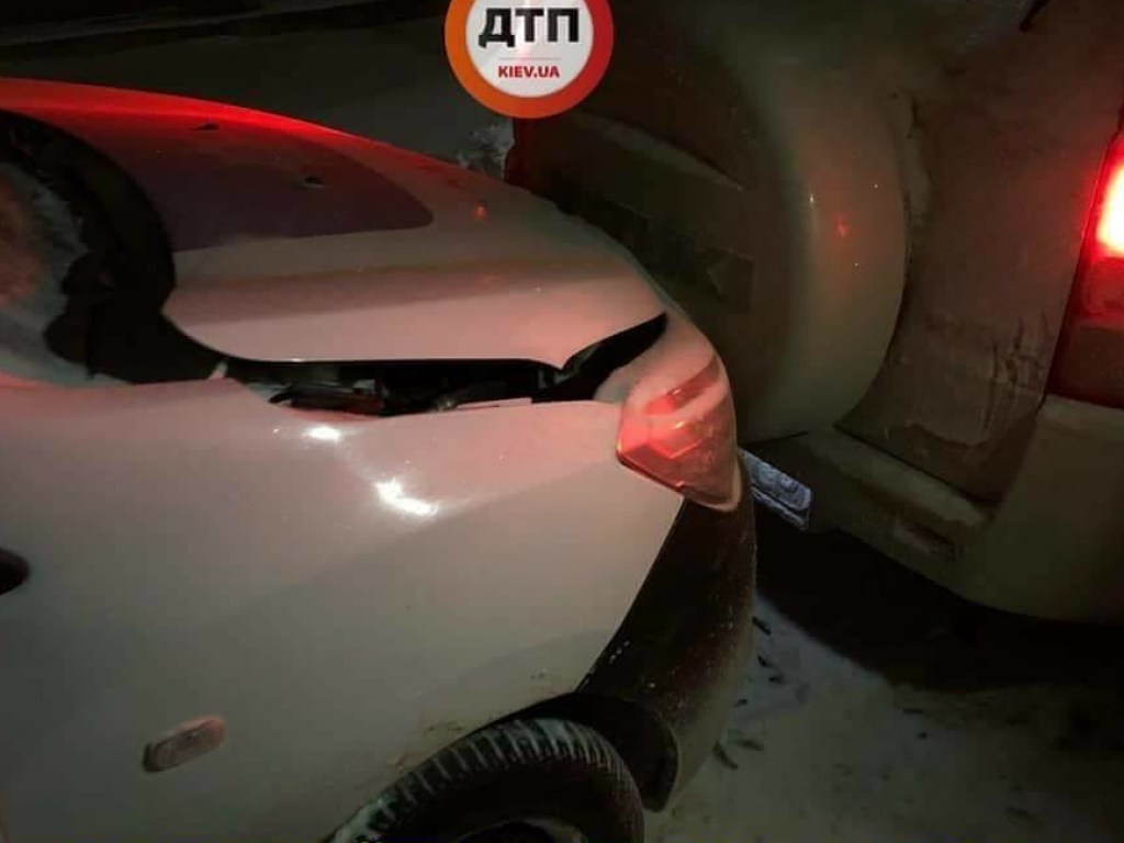 Під Києвом патрульні врізалися в авто, яке хотіли зупинити (Фото)