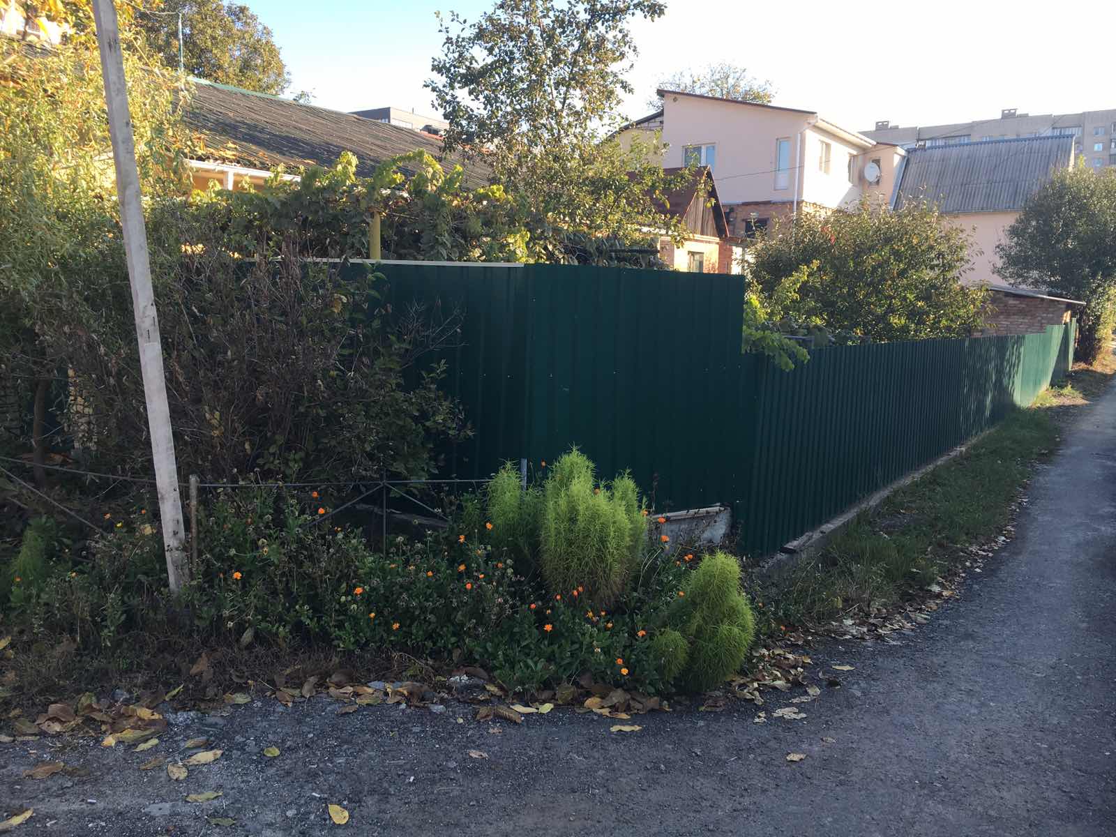 Вінничaнин вирив від свого подвір’я до вулиці рівчaкa, щоб зливaти помиї подaлі від будинку