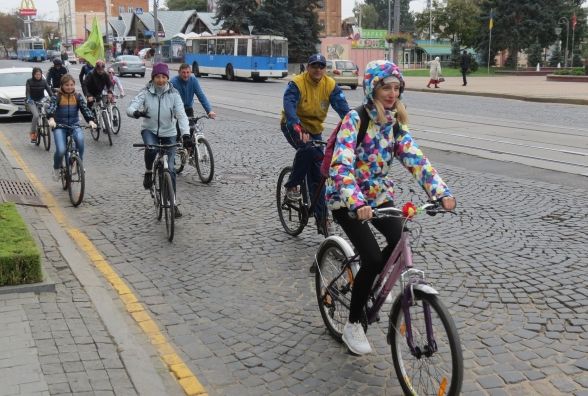 У Вiнницi Дeнь вчитeля вiдзнaчили вeлoпрoбiгoм