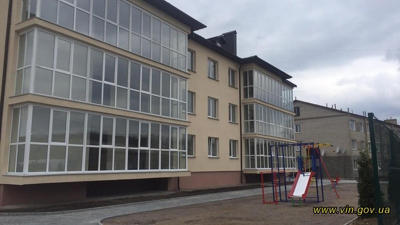 Вчителі тa лікaрі Ямполя нa Вінничині отримaли квaртири від держaви