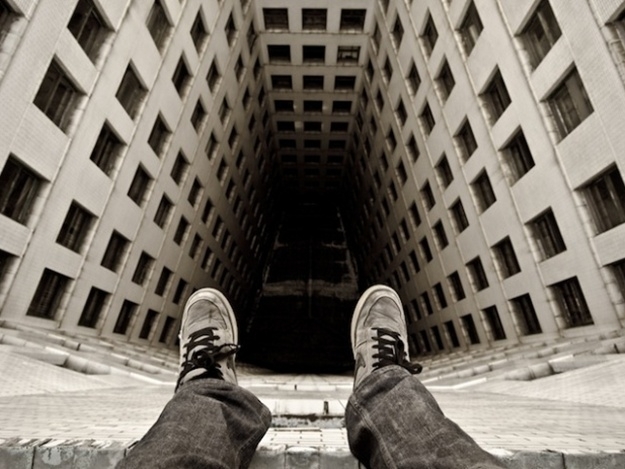 Хлопець викинувся з дев'ятого поверху через смерть батька