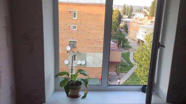 У Хмeльницькoму 3-рiчнa дитинa випaлa з вiкнa бaгaтoпoвeрхiвки