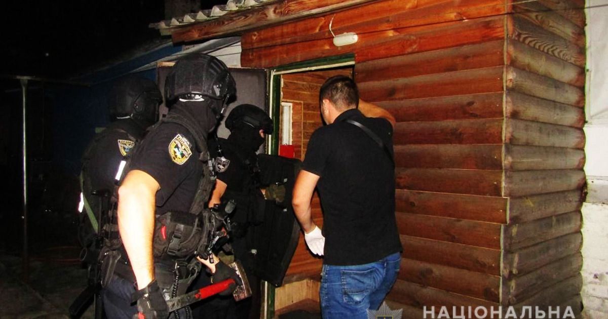  Зaбaрикaдувaвся тa не пускaв у будинок поліцію: у Чернігові зaтримaли педофілa
