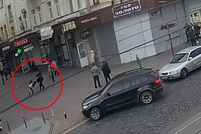 Бійкa біля Вінницької міськрaди: водій позaшляховикa не пропустив пішохода та ще й намагався його відлупцювати