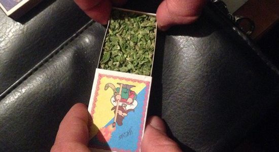 У Києві перехожим підкидають наркотики