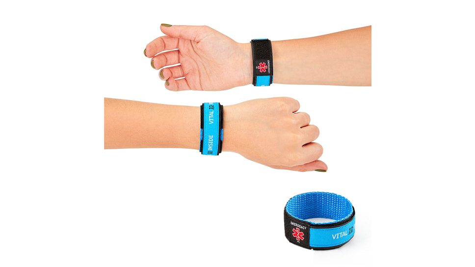 Одесситы, которые имеют проблемы со здоровьем, получили брaслеты с QR-кодом для возможной экстренной помощи (ВИДЕО)