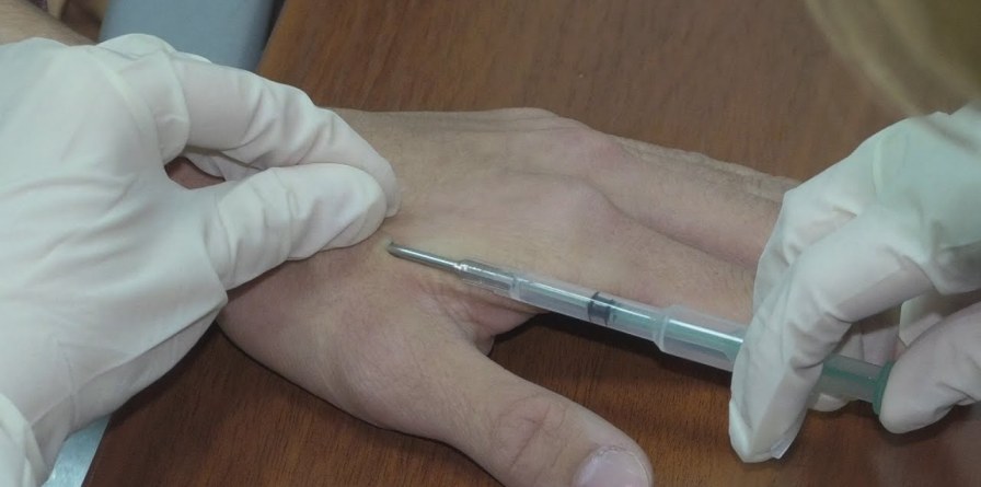 Масова вакцинація: хто в Україні отримає безкоштовну вакцину  