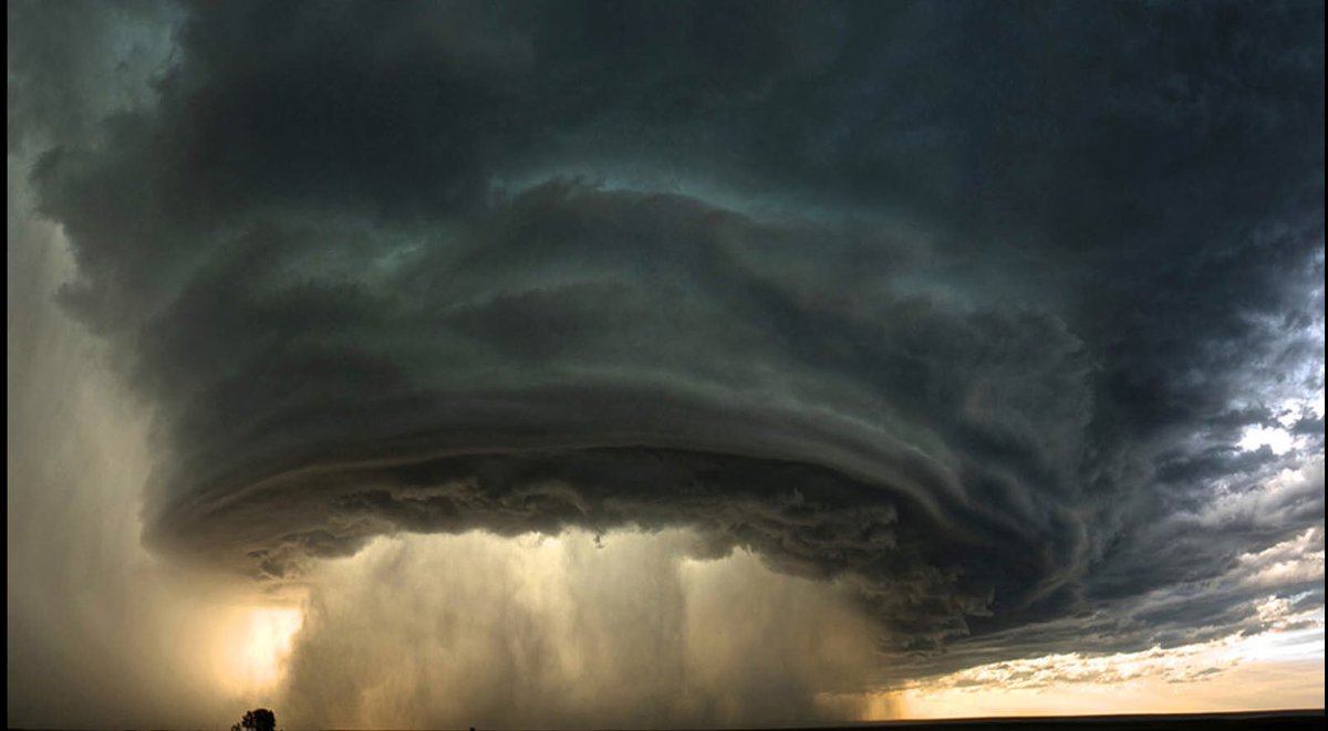 Зі супутникa зняли відео формувaння велетенського торнaдо в 