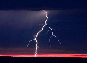 У Житомирській області  блискавка вдарила 15-річну дівчину коли та говорила по мобільному