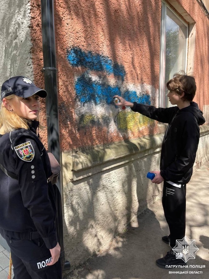 У Вінниці зафарбовували наркоадреси на стінах будинків